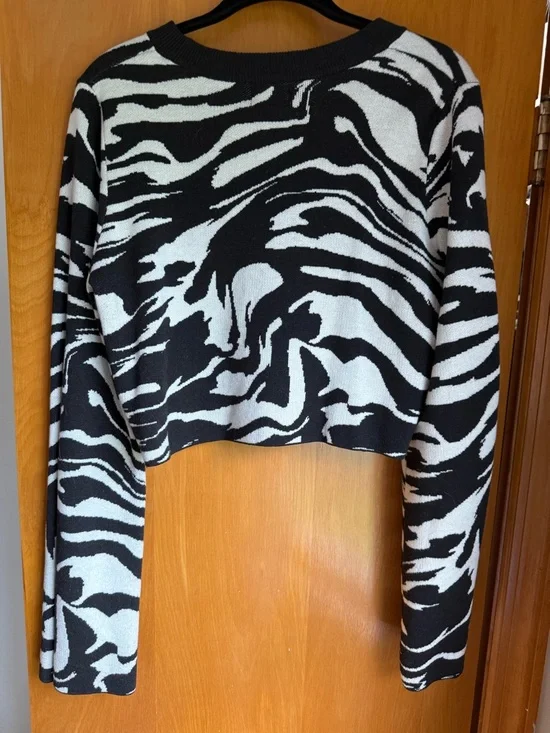 H&M Black and White Zebra-Print Cropped Sweater - Picture 4 of 4